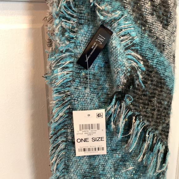 Wrap scarf with Fringe - Picture 2 of 3